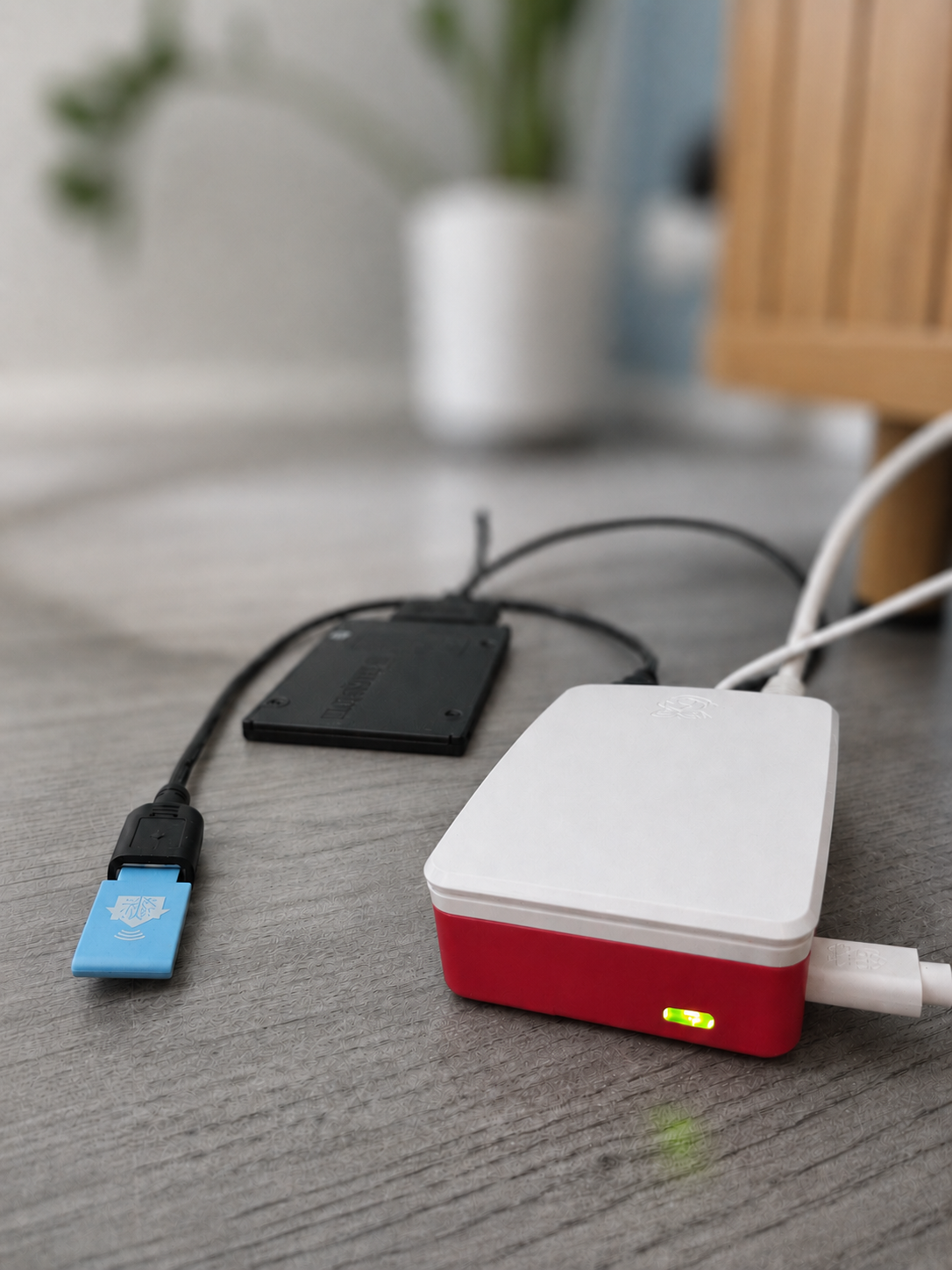 Oma Raspberry Pi 5 -kokoonpanoni: koteloitu Pi 5, USB-SSD ja sininen SkyConnect-radio.