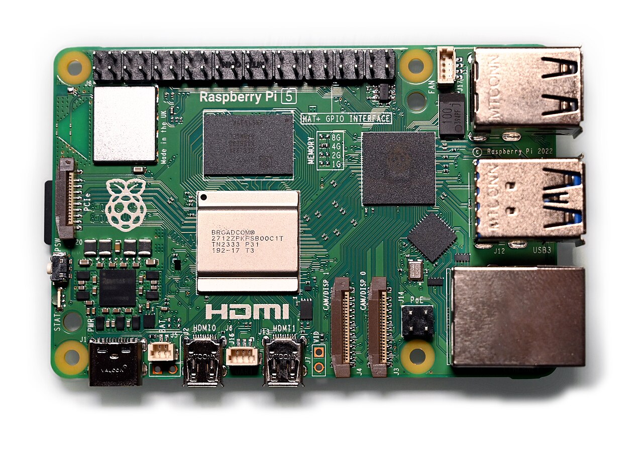 Raspberry Pi 5 -piirilevy valkoisella taustalla